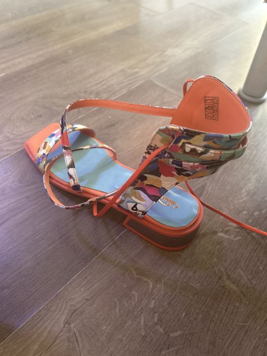 Продавам Сандали Gabina