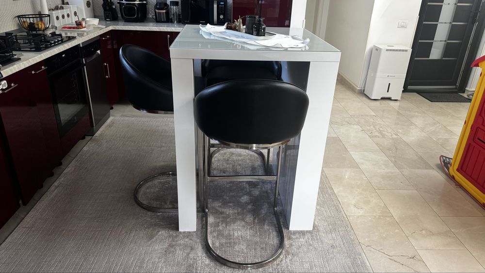 Bar de lux cu trei scaune – design elegant și calitate superioară