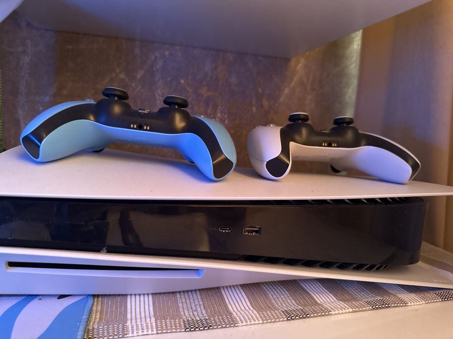 Playstation 5 с двумя геймпадами и тремя играми