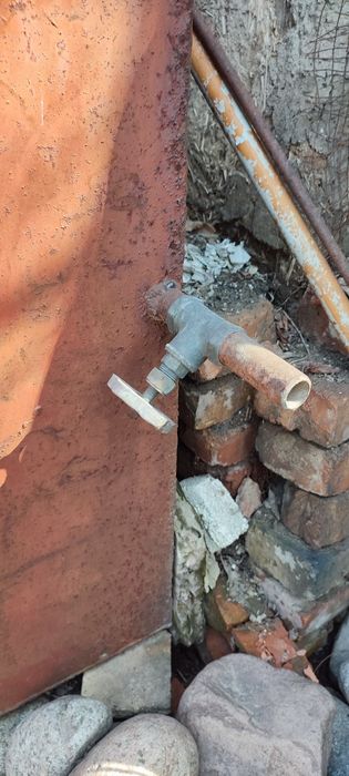 Металлическая ёмкость.