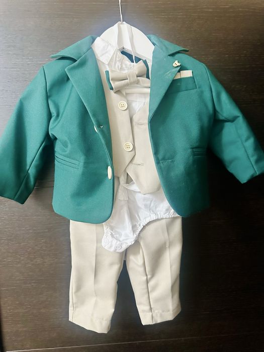 Costum botez baietel 6-9 luni elegant verde cu bej papion