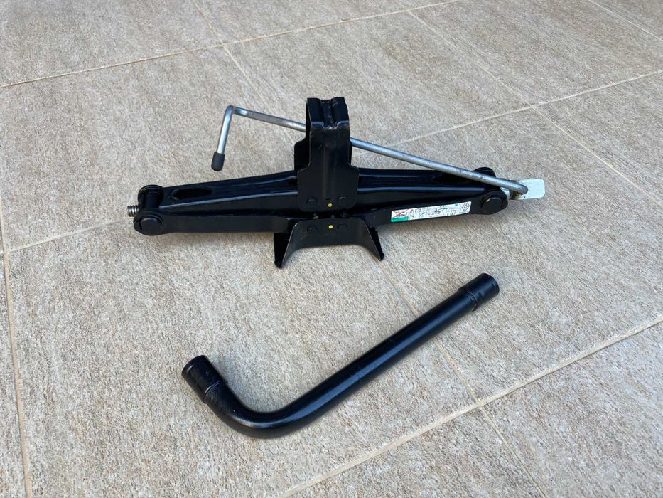 Dacia Duster - Cric + Cheie Roti - Cric SUV