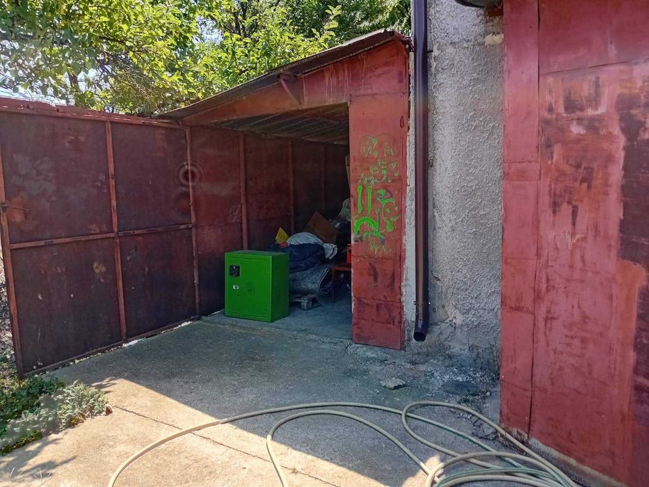 Самостоятелен  първи етаж от масивна  къща с магазин