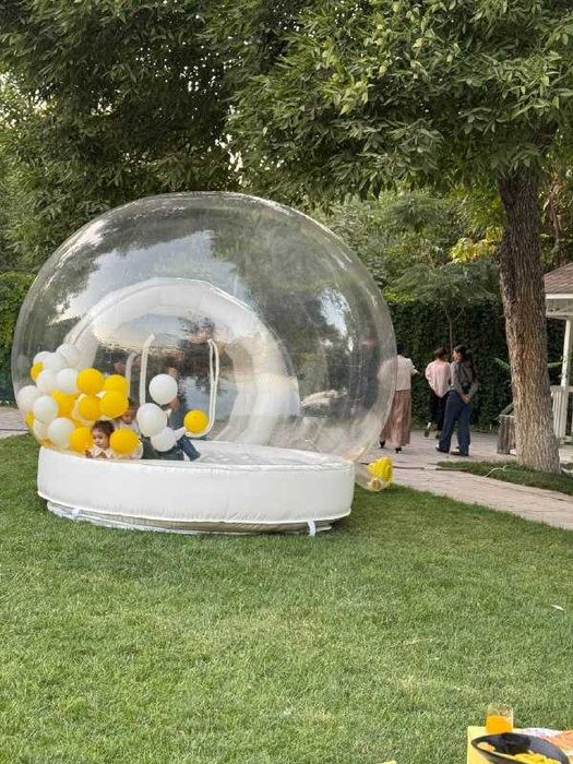 Батут с куполом из летающих шаров
