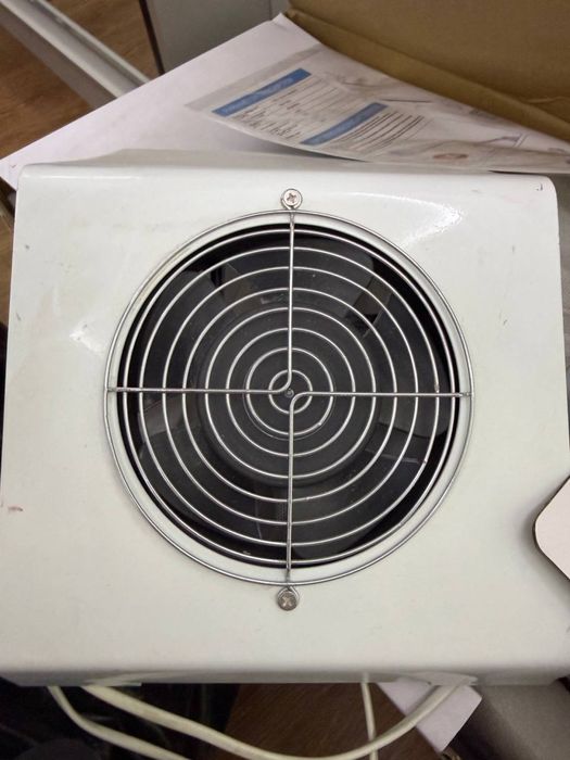 Продается б/у  подставка для манекюра и пылесос