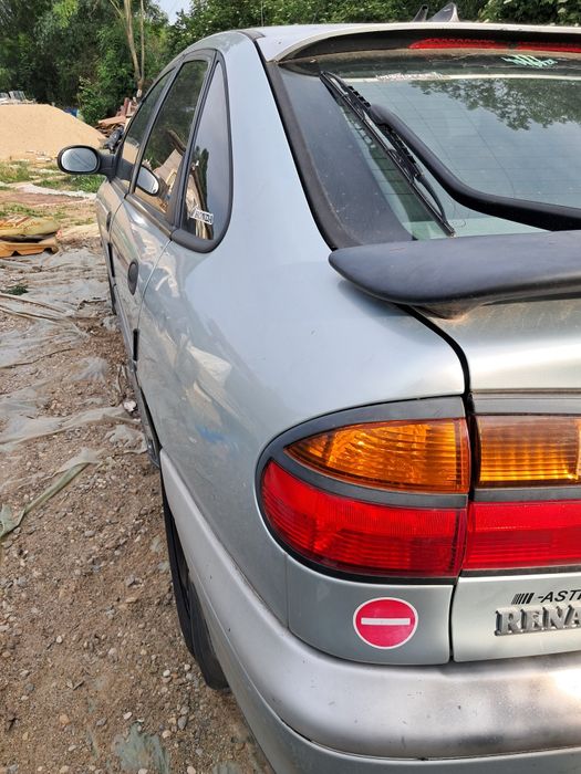 Vând Renault Laguna 1 înmatriculată puțin avariata