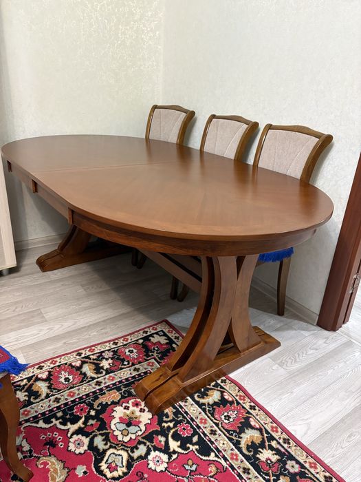 Стол и стулья для гостиной