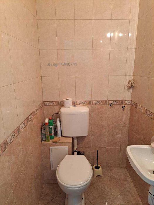 Офис Възраждане, подходящ и за гараж, лице към улица