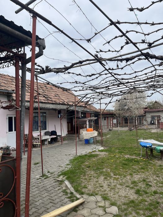 Casa de vanzare cu anexe