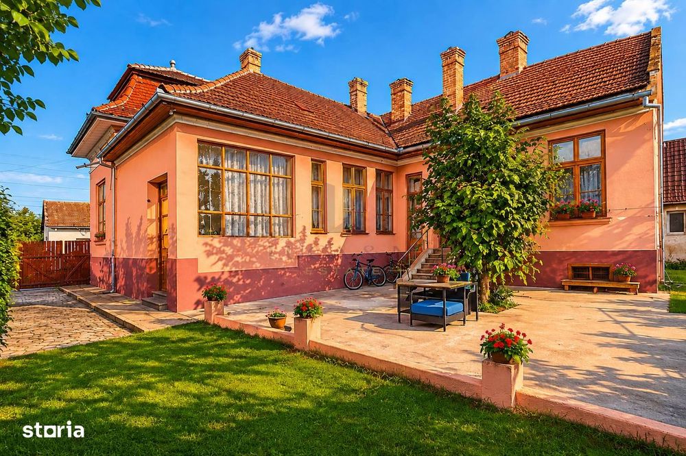 Casa solida plus gradina matura intr-o zona  linistita in centrul  Var