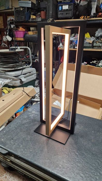 Lampă de Masă LED Tactil Dimmabilă Modernă – Negru Aur