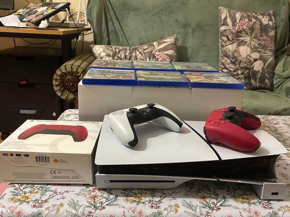 PlayStation 5 slim с игра Astro Bot + 6 игри и 2 джойстика