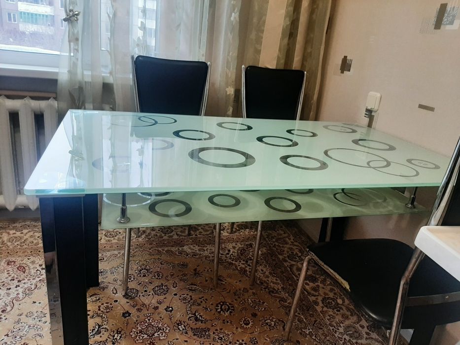 Кухонный стол стеклянный