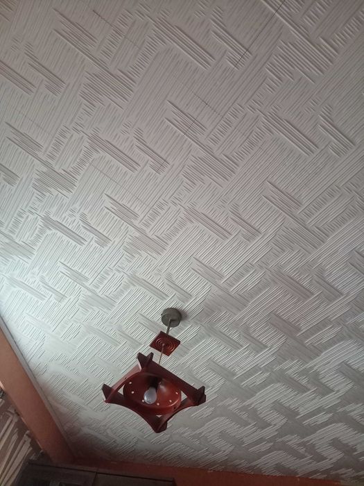 Lustră din lemn roșie