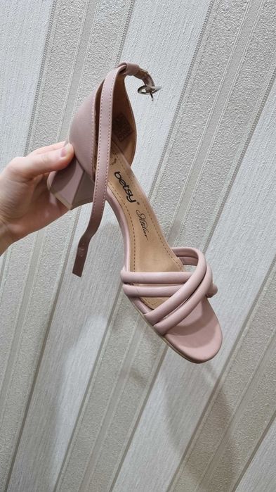 Босоножки розовые