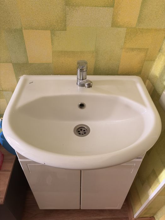 Продам раковину с тумбой