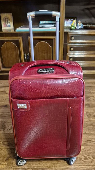 Чемодан  дорожный ,красный - высота 58, ширина 36