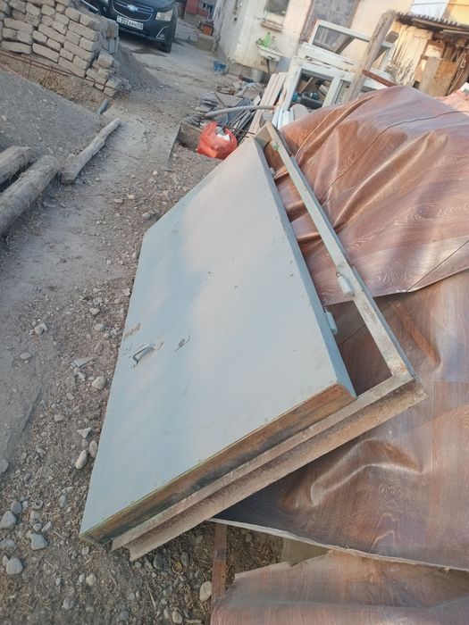 Дверь железная продаётся.