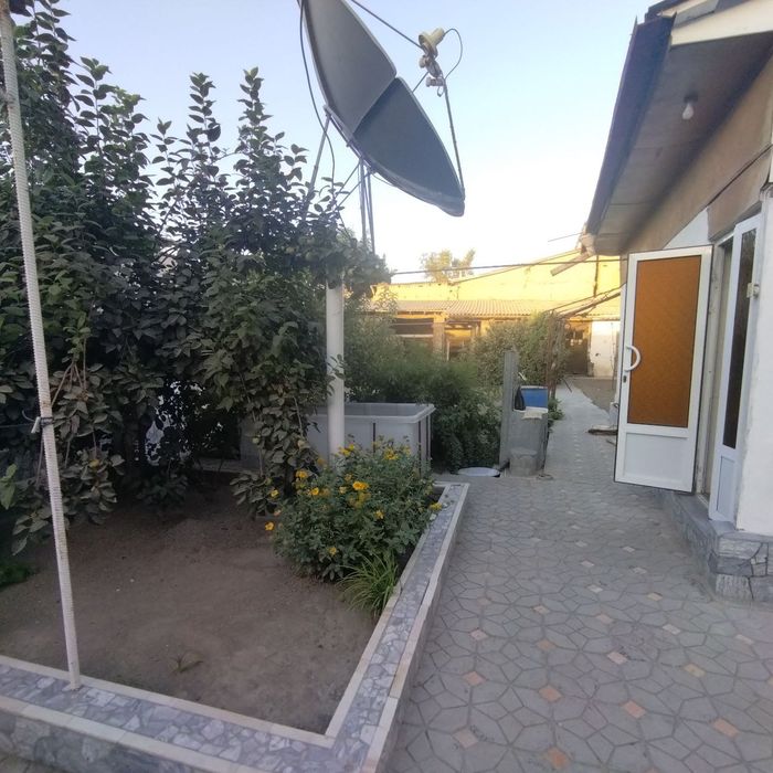 Уй сотилади срочно эски автошкола, хамма мебеллари билан, ремонти яхши