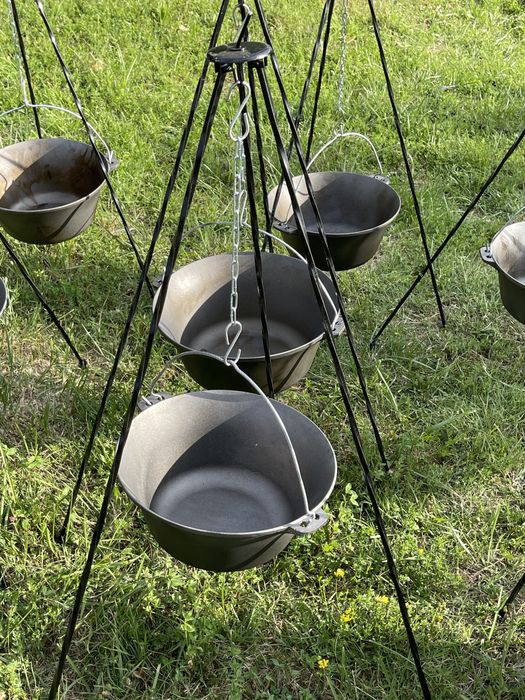 Ceaun din fonta cu trepied inclus