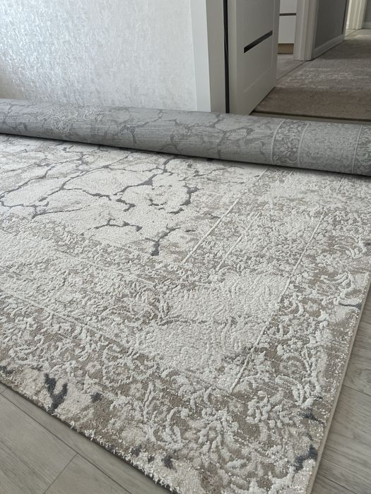 Ковер в хорошем состоянии.