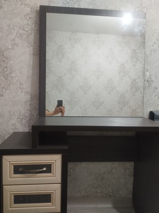 Продам комод зеркалом