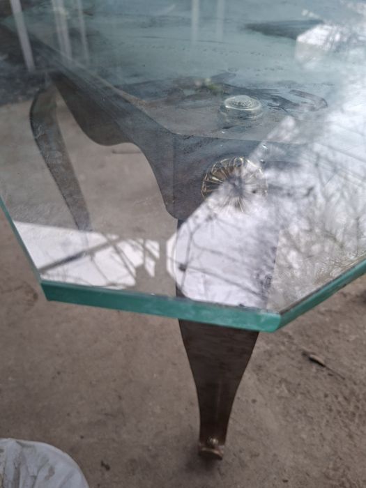Стеклянный журнальный столик