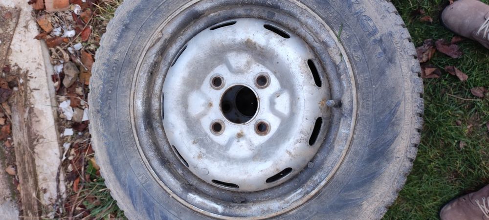 Гуми с джанти и тасове