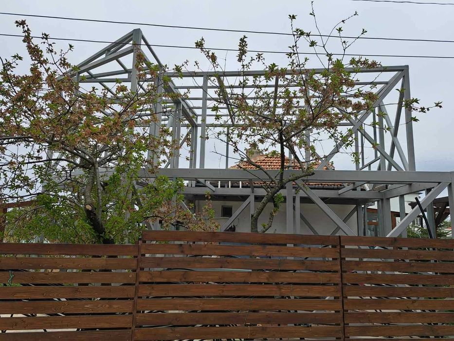 Метална конструкция за двуетажна къща, преместваема