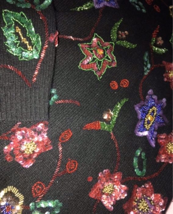 Pulover brodat cu paiete manual