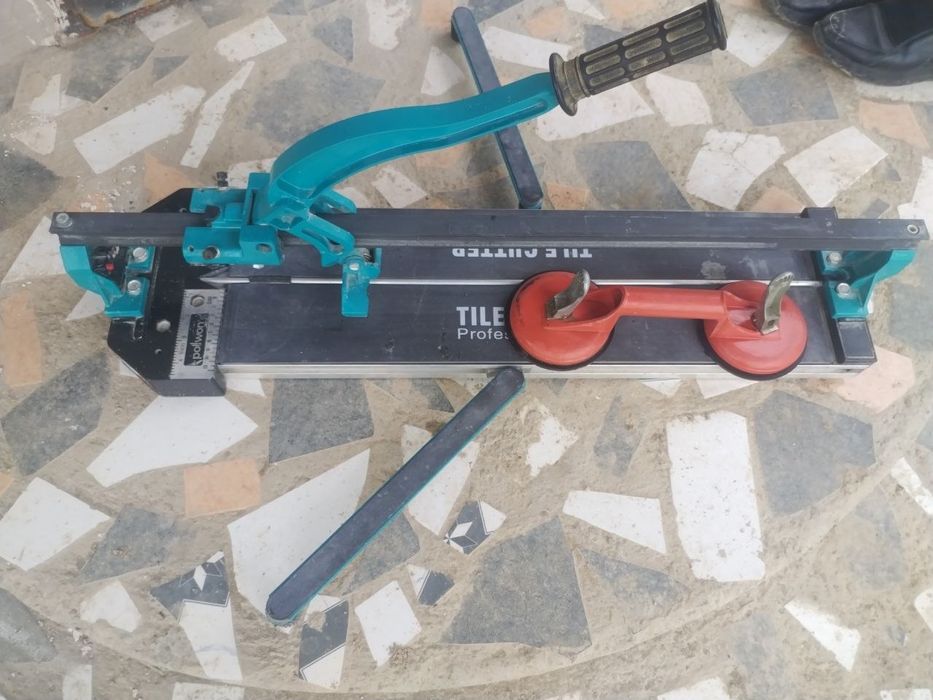 Продаётся кафелерезка с присоской