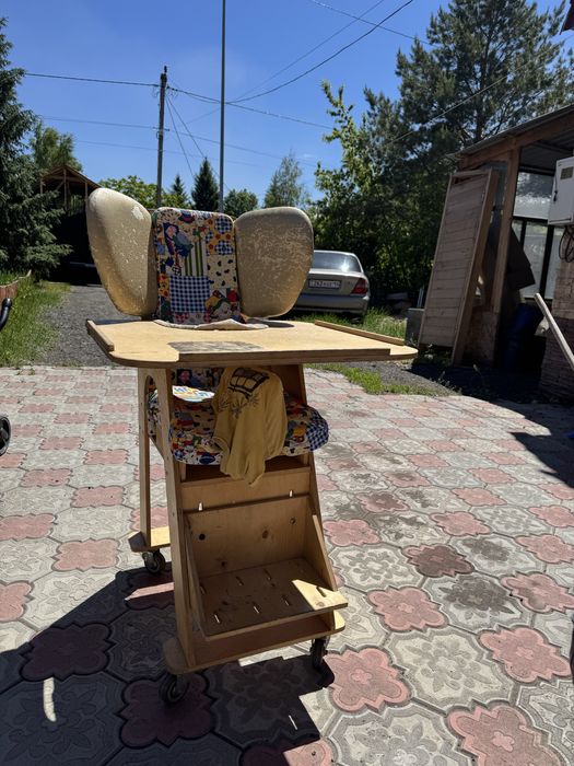 Отдам столик для кормления