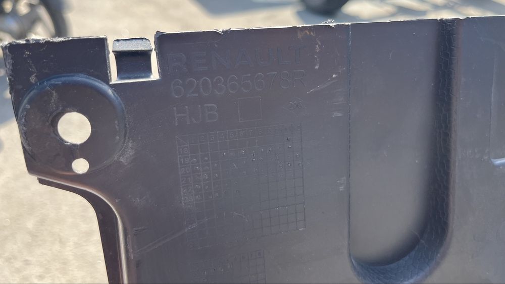 Renault Captur основа за предна решетка