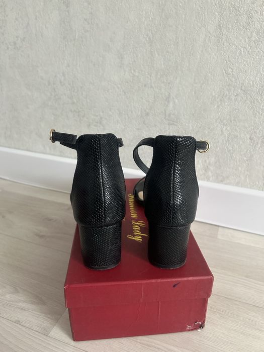 Продам босоножки