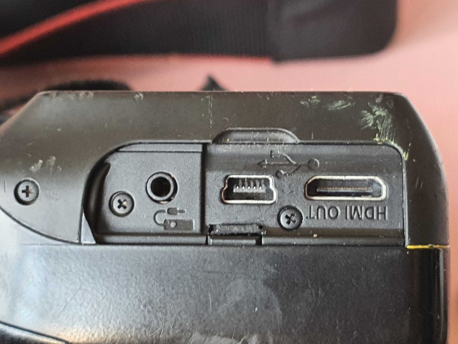 Canon EOS 1100D с китов обектив и аксесоари