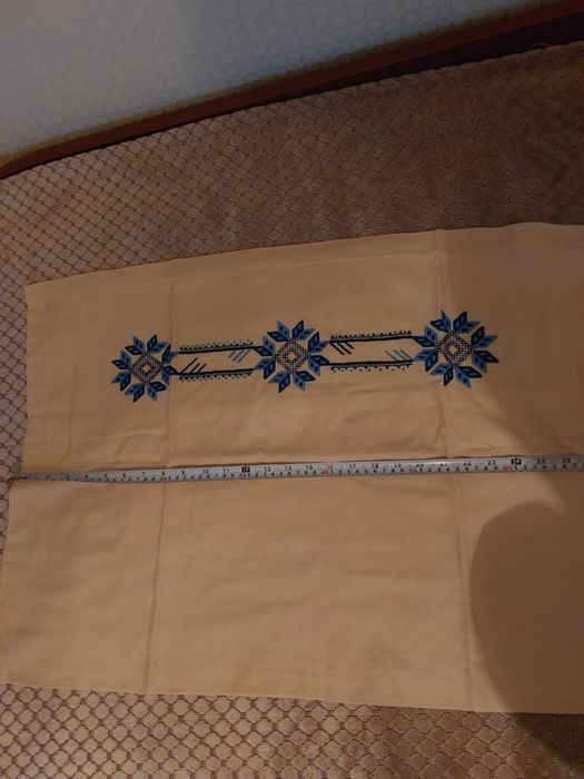 Две жълти калъфки