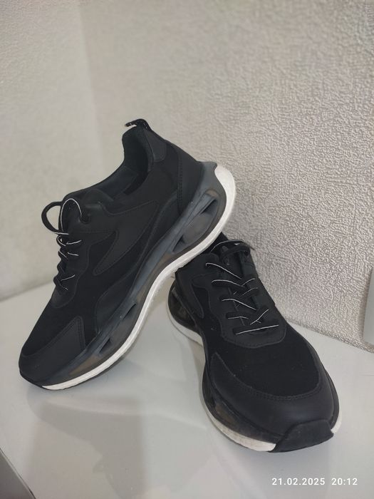 Продам новые кроссовки