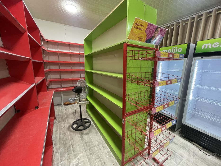Magazin uchun mebel sotiladi