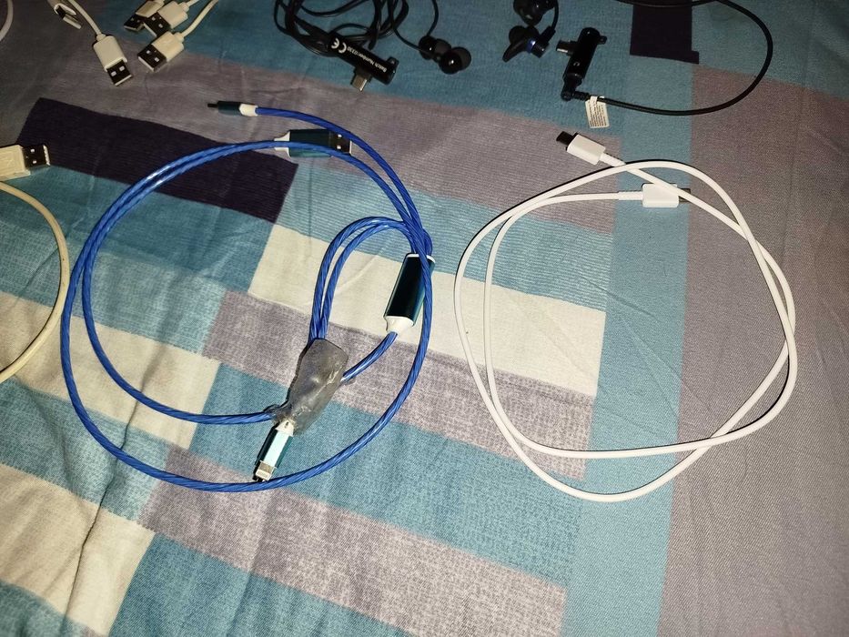 Vând adaptor pentru casti cu adaptor usb ptr încărcat și jack
