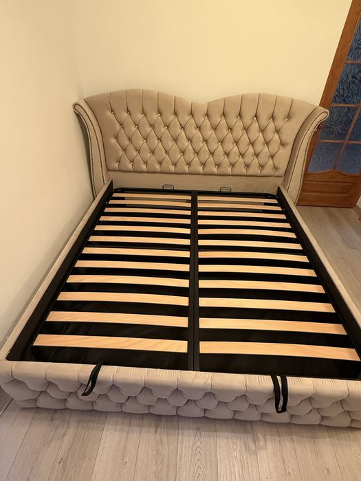 Pat dublu Miami 180/200 crem tapitat cu somiera metalica