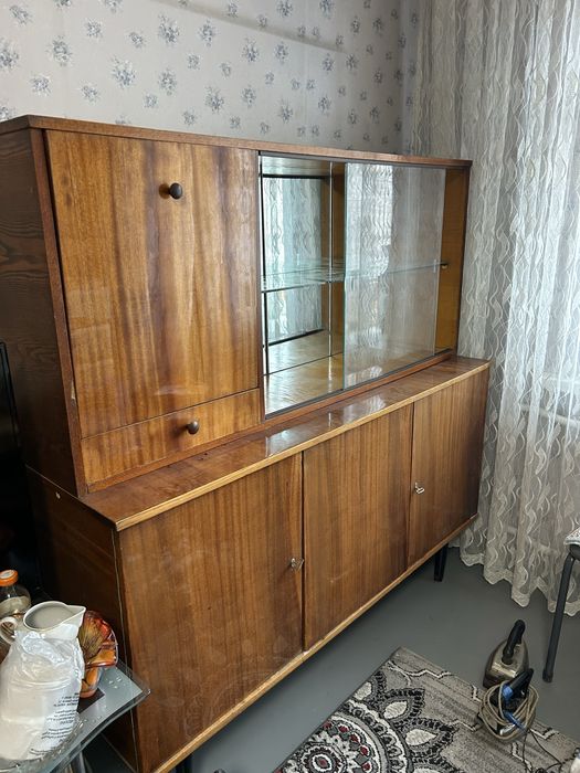 Продам сервант с витриной