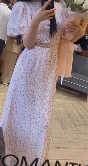 Розовое платье с принтом цветов