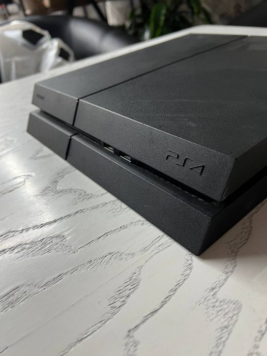 Playstation 4 
1ta jostiki bor 
Ichida oyinlari bor 
Ochilmagan qizimi