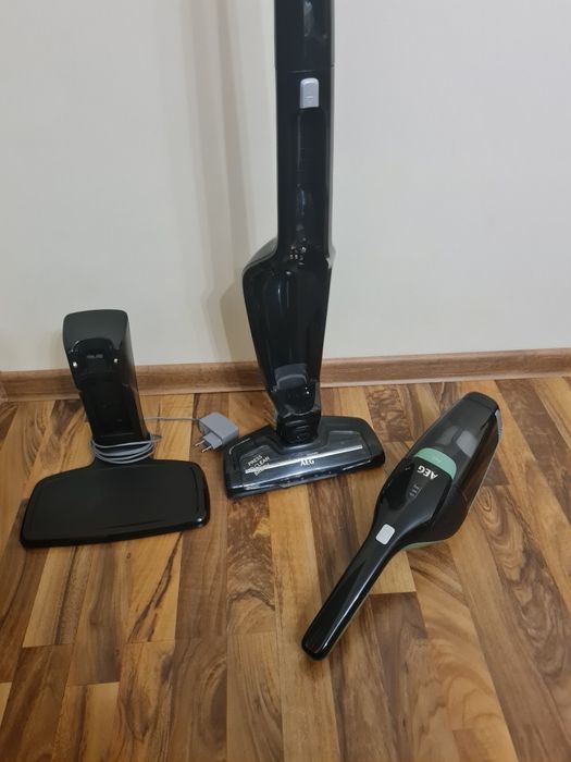 Aspirator vertical AEG pe acumulator