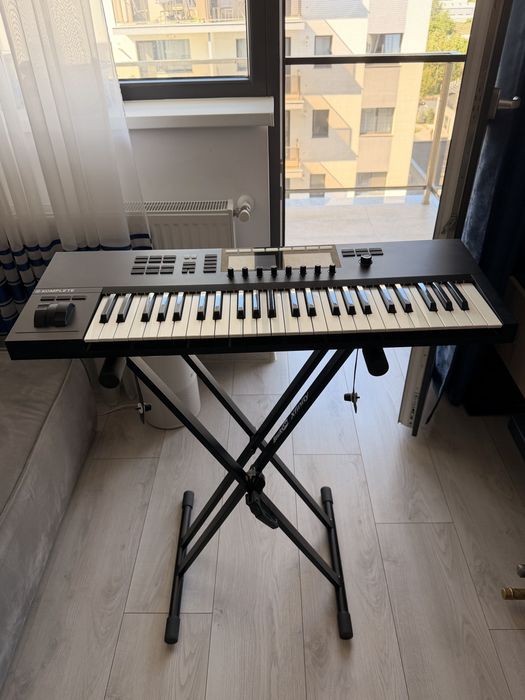 Native Instruments Komplete Kontrol S49 MK2 + stativ – stare excelenta