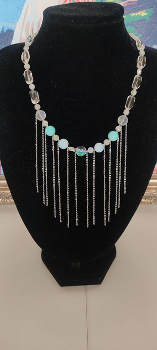 Колье с кулоном сердце.