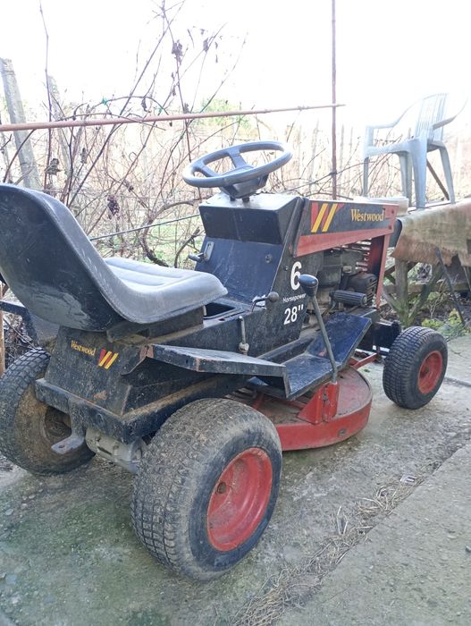 Tractor de gazon cu masa de cosire functionala