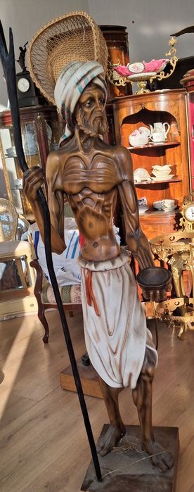 Голяма дървена фигура