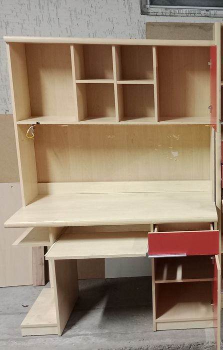 Продам письменный стол с полками