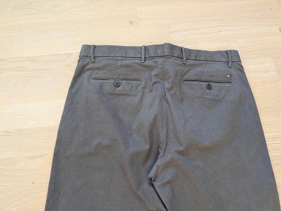 Vând pantaloni Tommy Hilfiger XXL